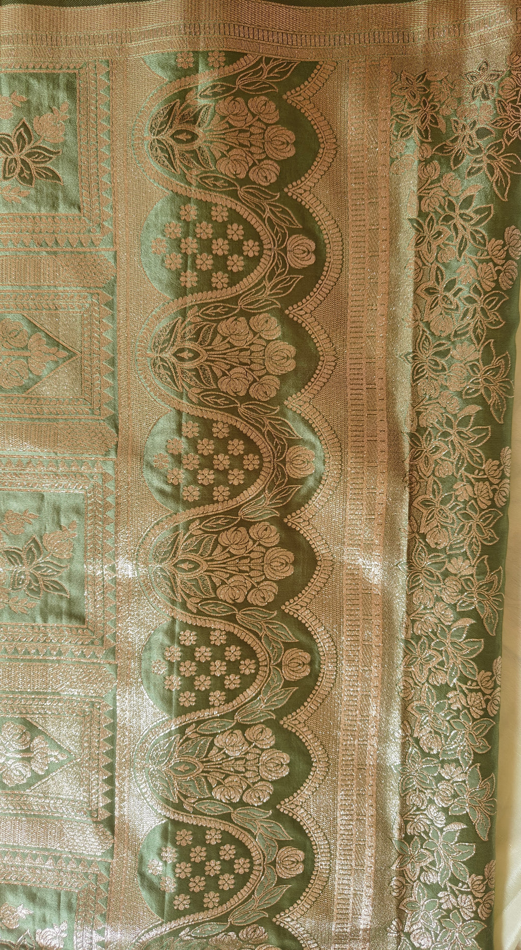 Pastel green Banarasi Silk saree with Floral booti & Stunning Border