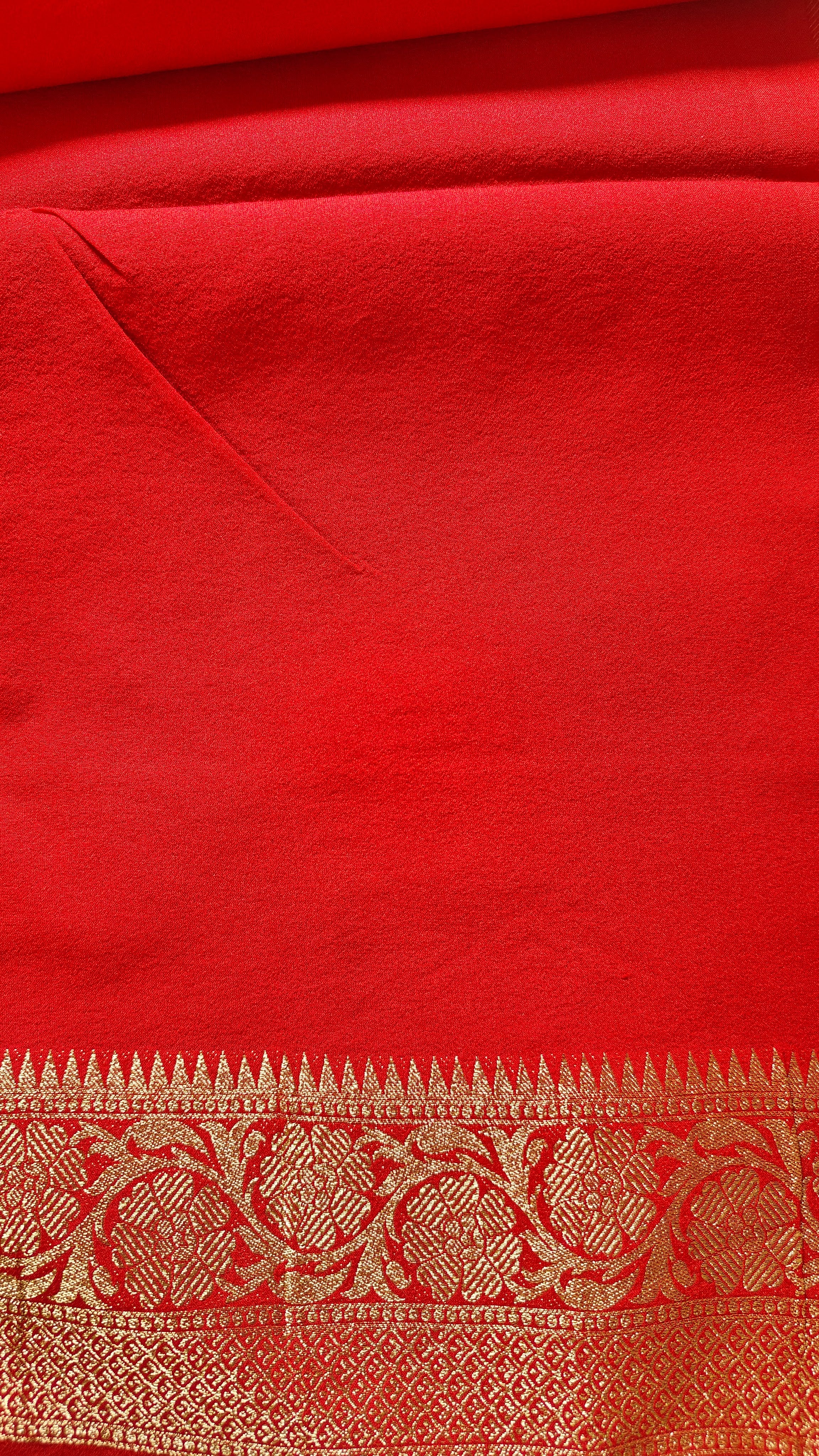 Green & Red Georgette Saree with Booti Work – Classic Banarasi Design