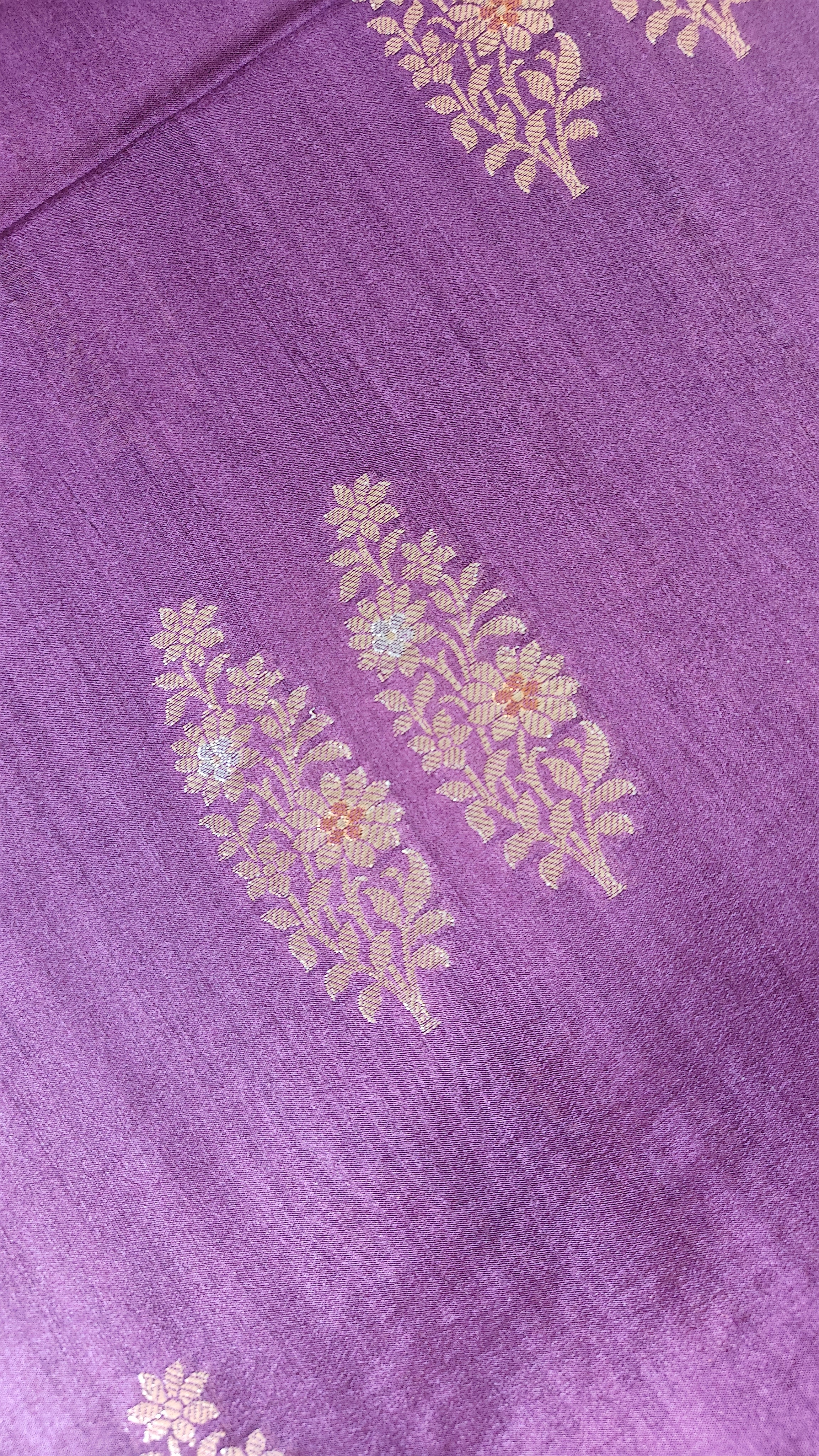 Elegant Chiniya Silk Saree with Meenakari Booti Weave & Borderless Design
