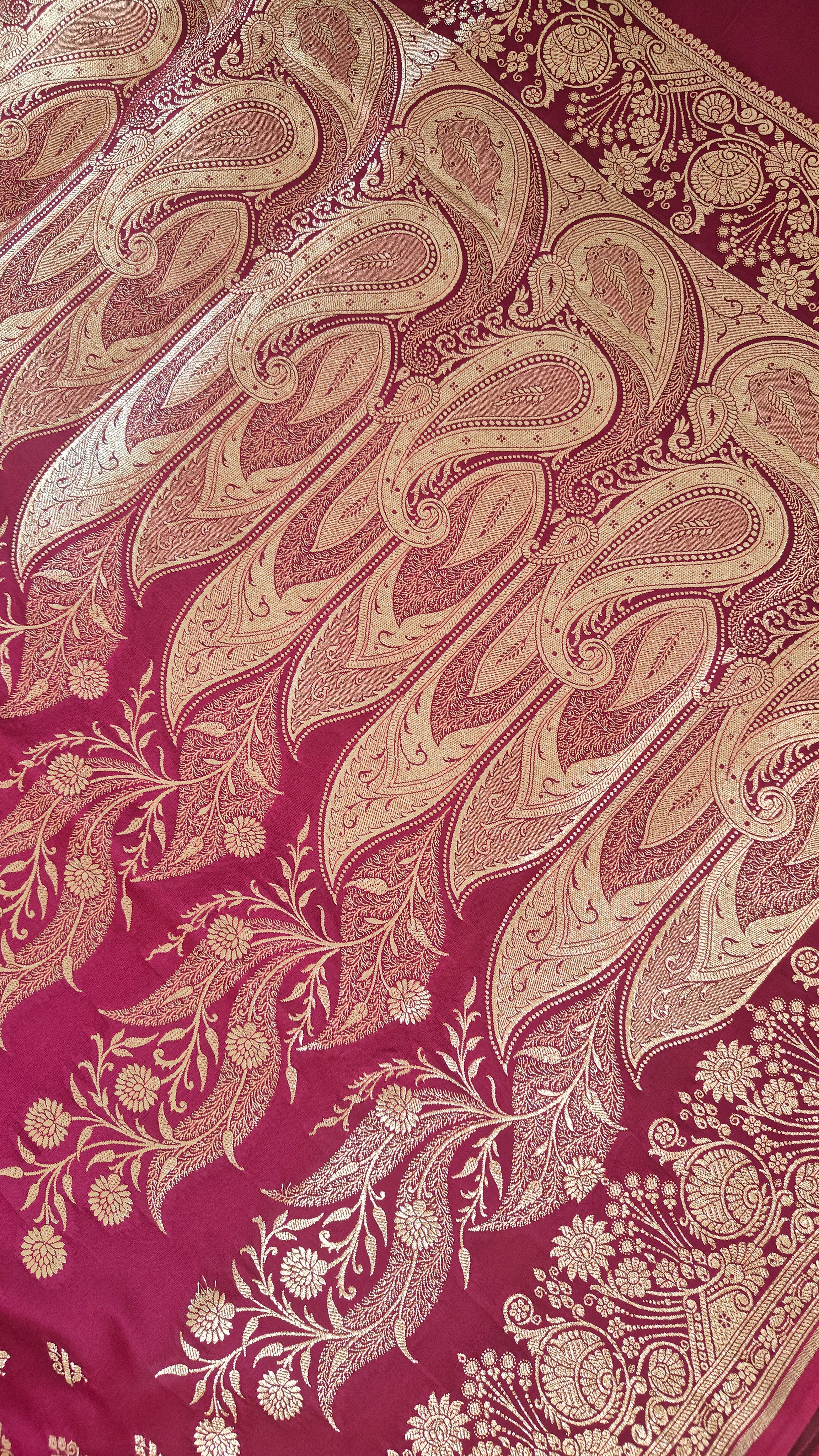 Rani pink Silk Saree with Delicate Booti Work
